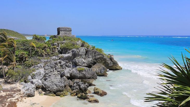 tulum-mayan-ruins-on-turquoise-ocean-beach