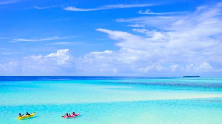 turquoise-water-two-kayaks-four-people