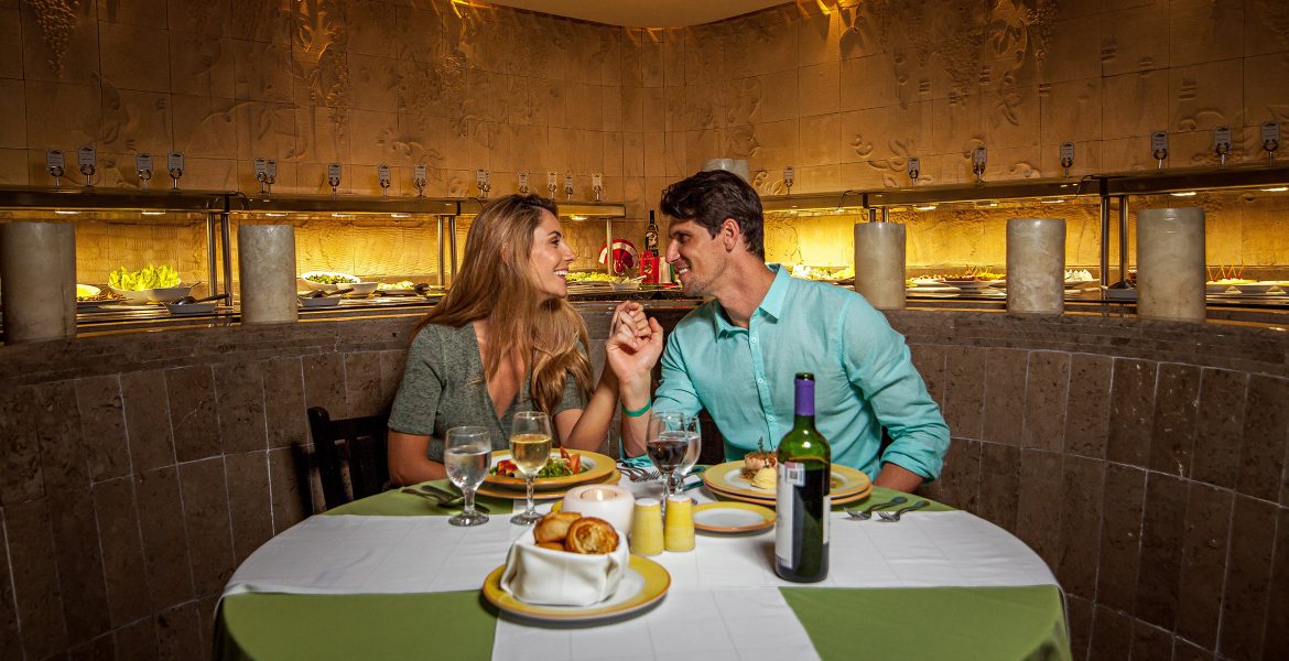 couple-dining-white-green-table