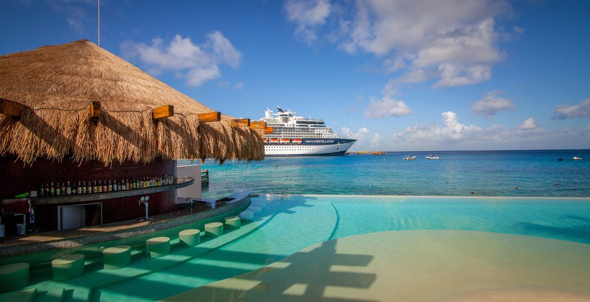 swim-up-pool-bar-right-on-the-ocean-cruise-ship-in-distance