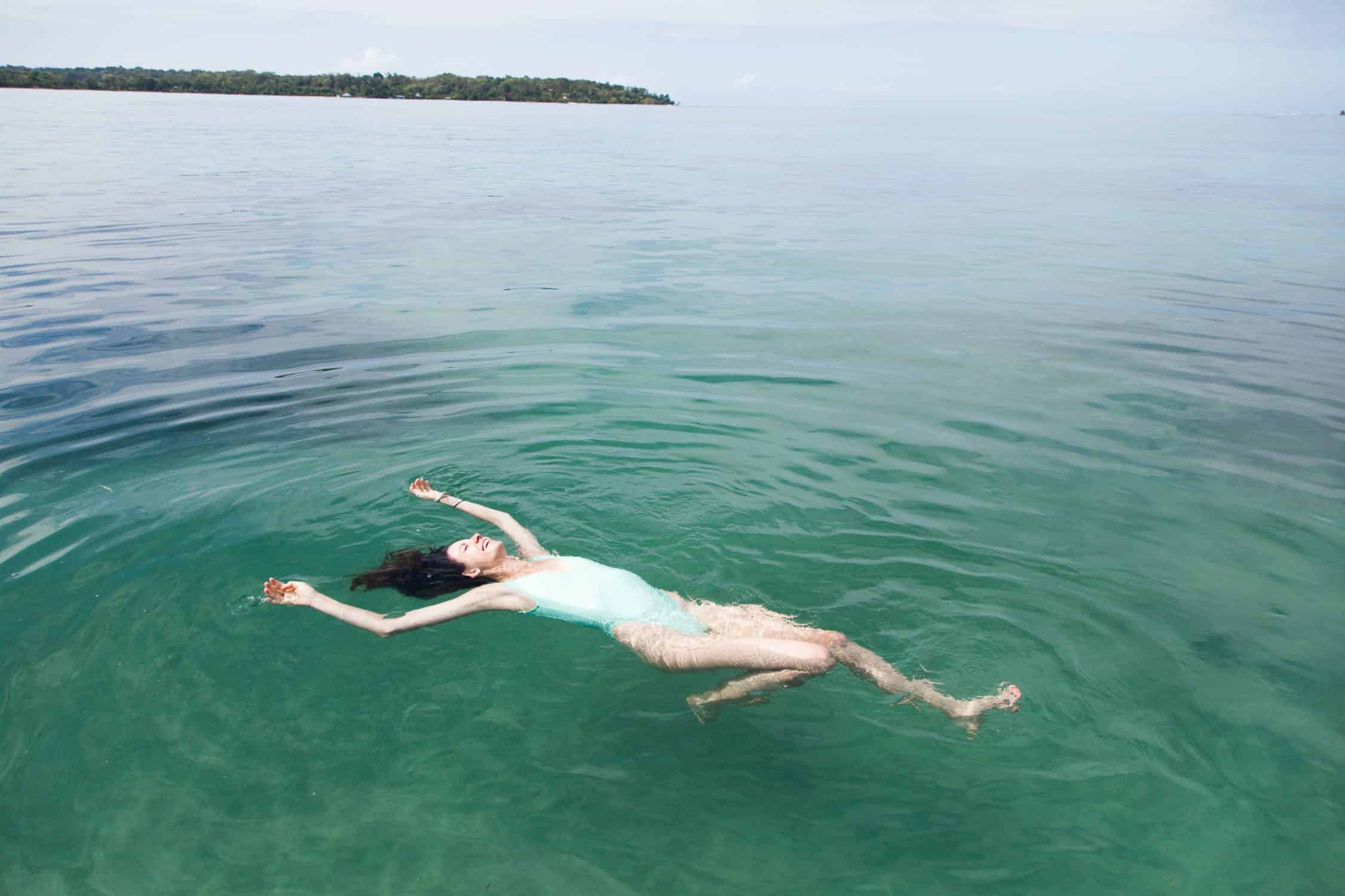 девушка плывет. купаться в море. дети купаются в море. дети плавают в море. купание в море.