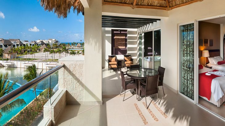 suite-balcony-pool-view-luxury