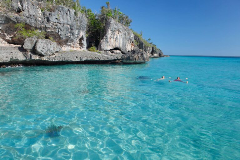turquoise-water-two-people-floating-sunny-day