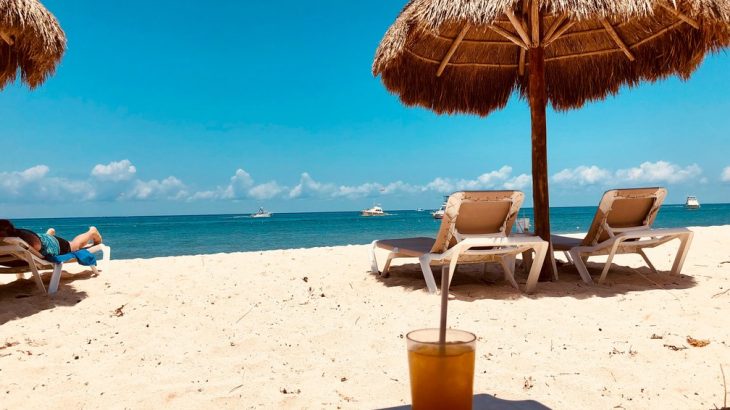 beach-tiki-umbrella-loungers-cocktail-in-sand