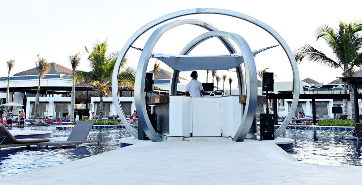 pool-dj-chic-by-royalton-punta-cana