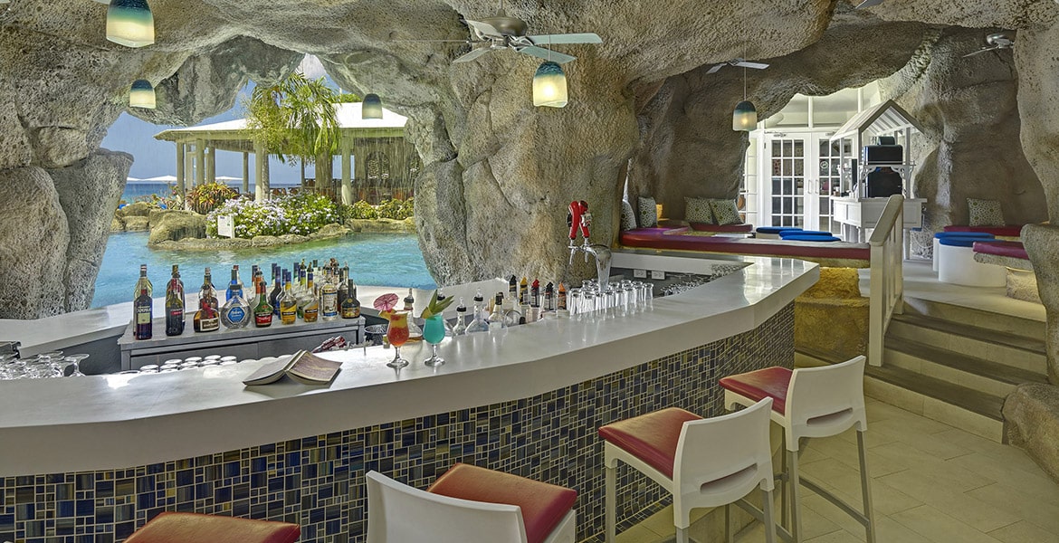 dining-Crystal-Cove-by-Elegant-Hotels