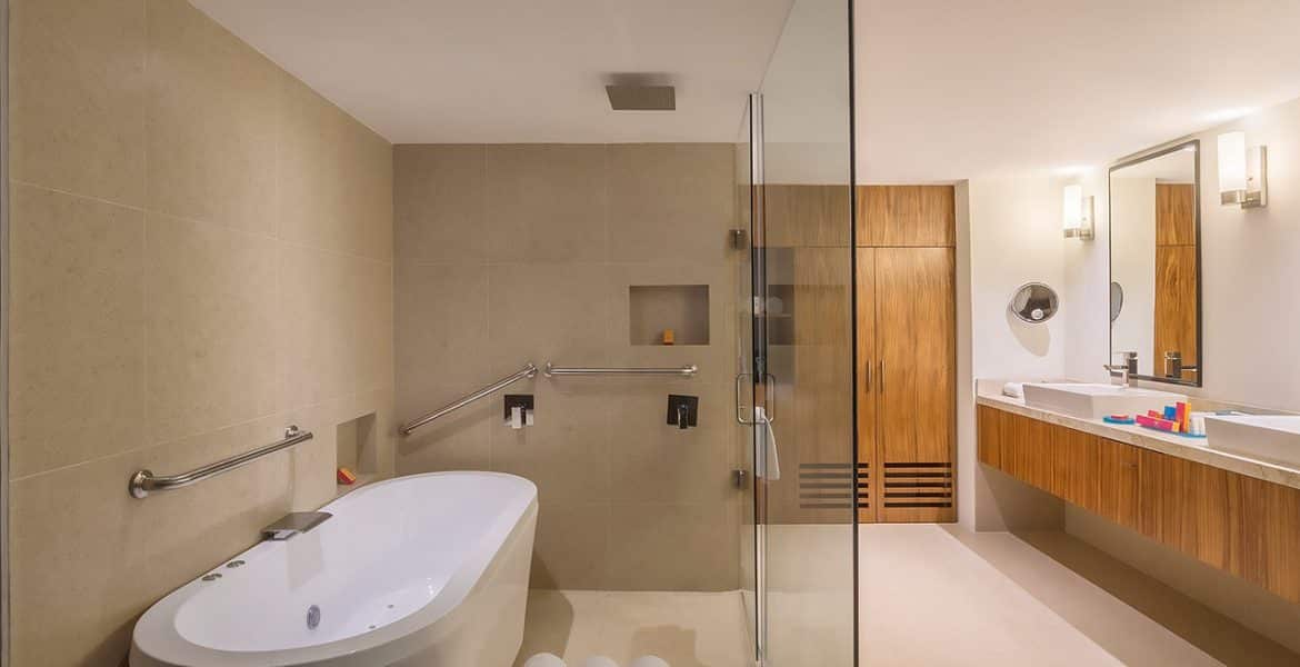 suite-bathroom-fiesta-americana-condesa-cancun-beach-hotel