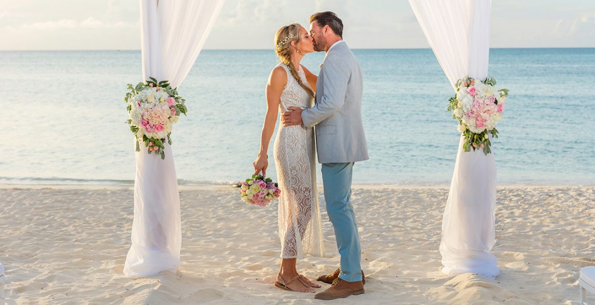 wedding-couple-Hilton-Aruba-Caribbean-Resort-Casino