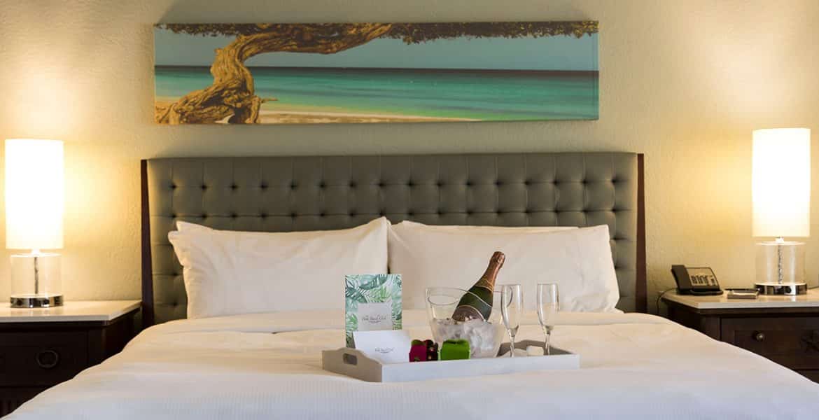 suite-champagne-Hilton-Aruba-Caribbean-Resort-Casino