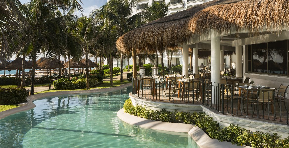 poolside-dining-jw-marriott-cancun-mexico-beach-resort