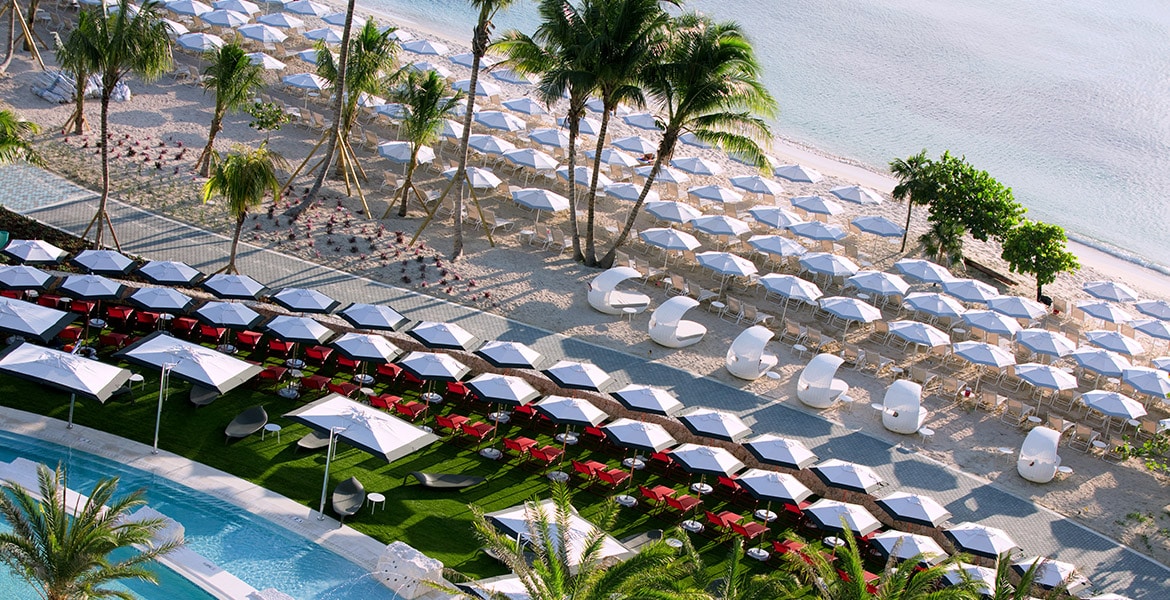 aerial-view-pool-beach-umbrellas-kimpton-seafire-resort-spa