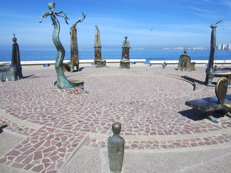 romantic-walk-down-the-malecon-puerto-vallarta-mexico