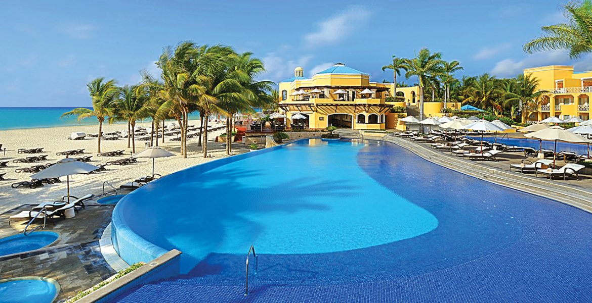 pool-occidental-royal-hideaway-playacar-beach-resort
