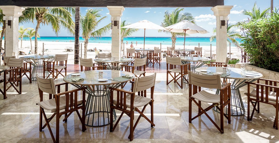 beachfront-dining-occidental-royal-hideaway-playacar-beach-resort