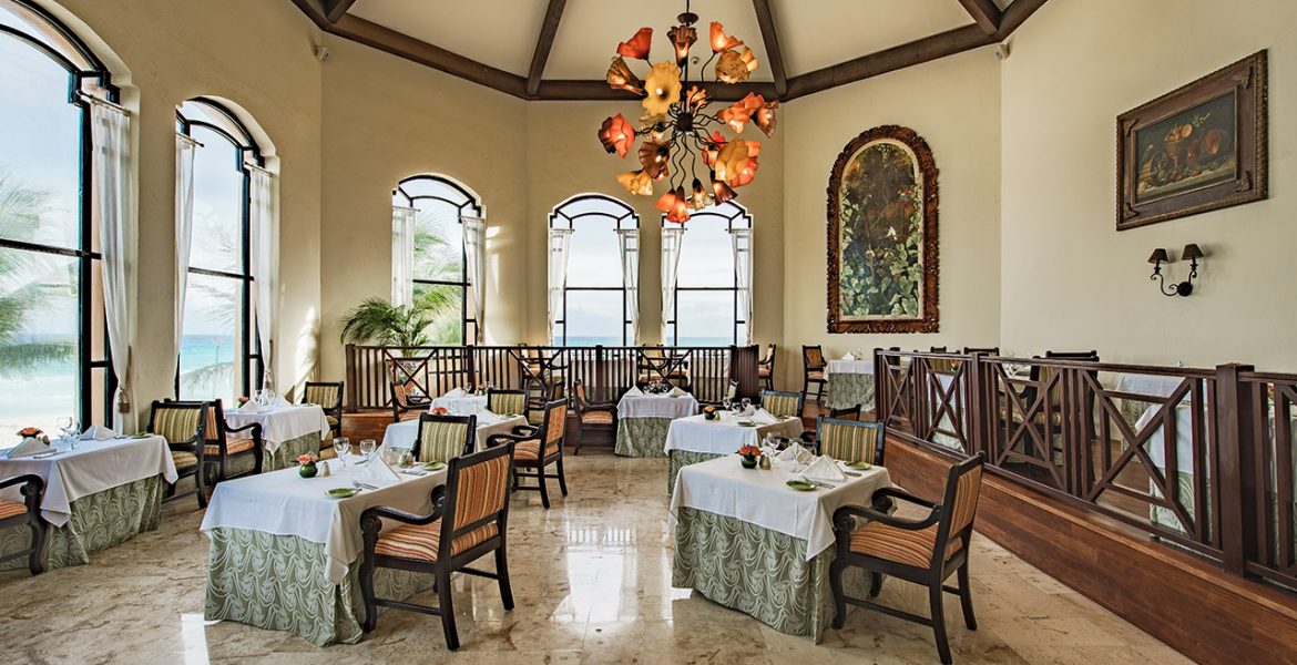 dining-occidental-royal-hideaway-playacar-beach-resort