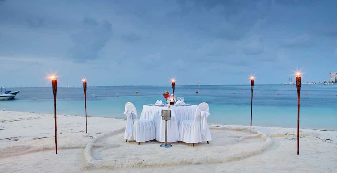 beach-wedding-table-suite-occidental-costa-cancun-beach-resort