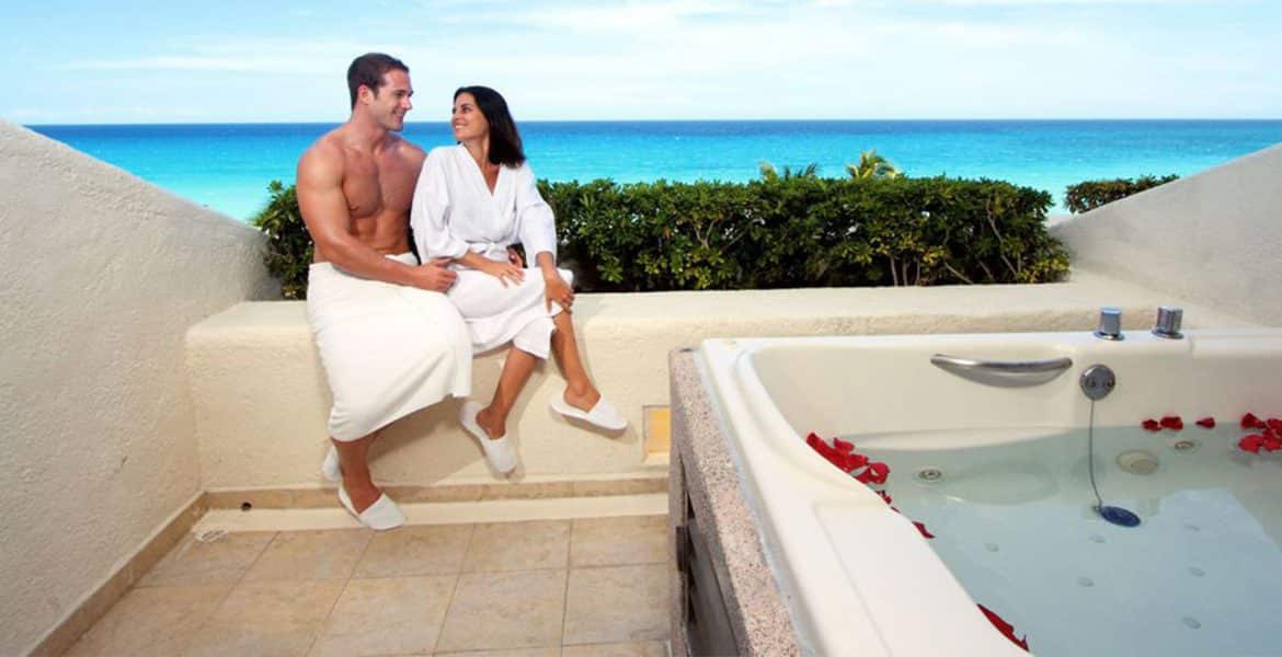 hot-tub-couple-Royal-Solaris-Cancún-All-Inclusive