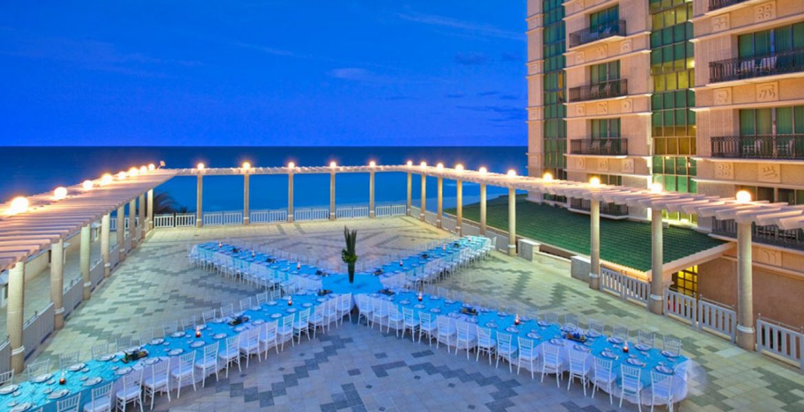 beach-wedding-table-sandos-cancun-lifestyle-resort