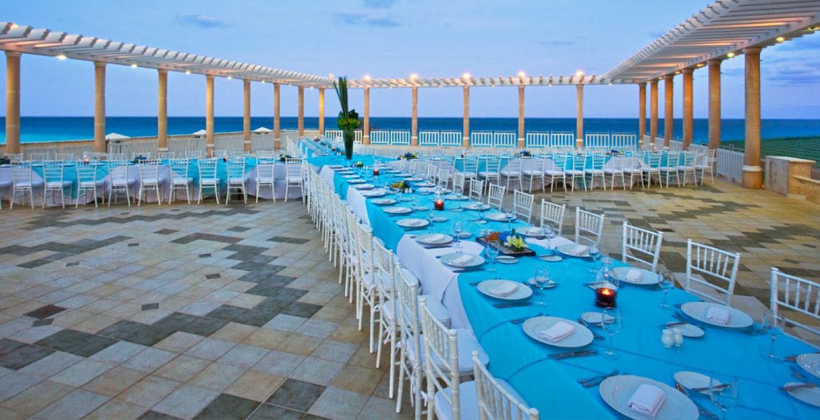 beach-wedding-table-sandos-cancun-lifestyle-resort