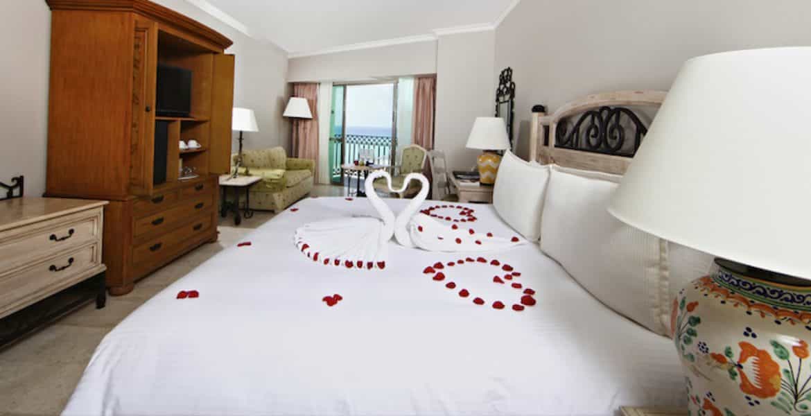 romantic-suite-sandos-cancun-lifestyle-resort