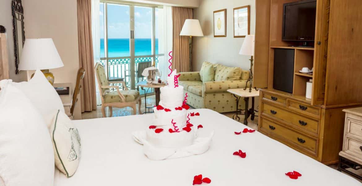 romantic-suite-sandos-cancun-lifestyle-resort