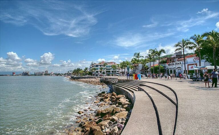 stroll-the-malecon-with-kids-puerto-vallarta