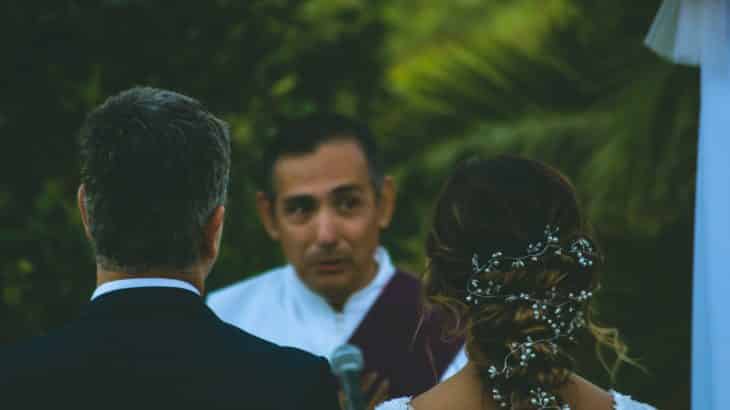 couple-saying-vows-vow-renewal-ceremony-aruba