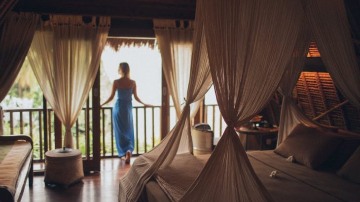 luxury-hotel-canopy-bed