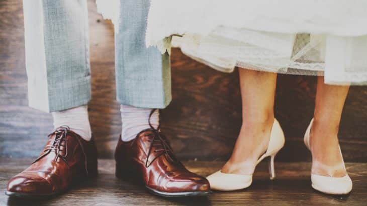 couples-feet-vow-renewal-ceremony-aruba