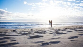 couple-on-beach-vow-renewal-ceremony-aruba