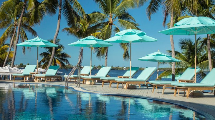 bungalows-key-largo-pool-blue-umbrellas