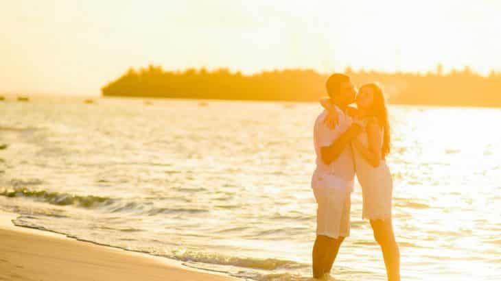 honeymoon-beach-hotels-in-cozumel-mexico-couple-sunset