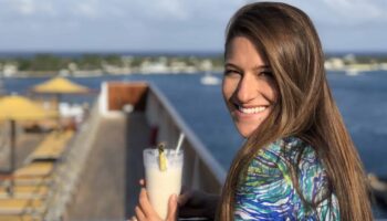 woman-holding-pina-colada-cruise-ship-florida-to-bahamas