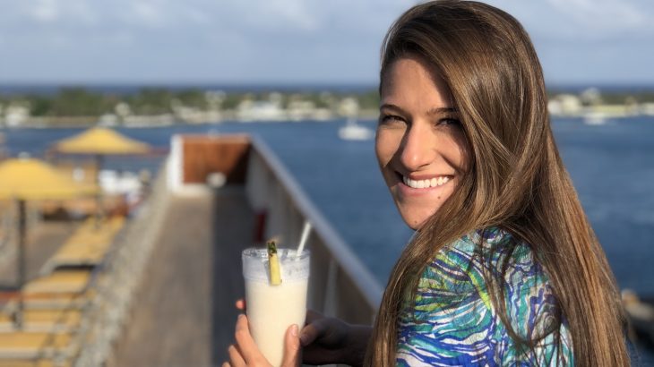 woman-holding-pina-colada-cruise-ship-florida-to-bahamas