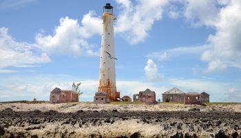 great-isaac-cay-abandoned-lighthouse-abandoned-places-caribbean