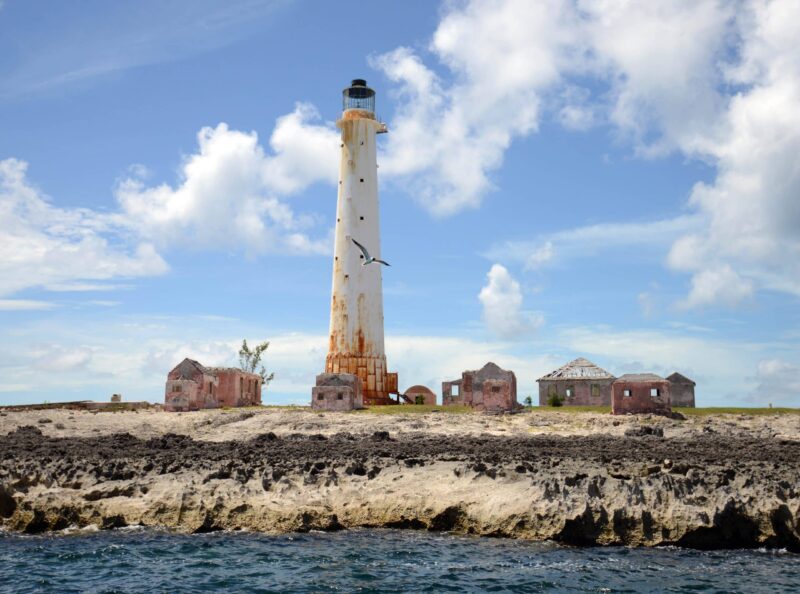 great-isaac-cay-abandoned-lighthouse-abandoned-places-caribbean