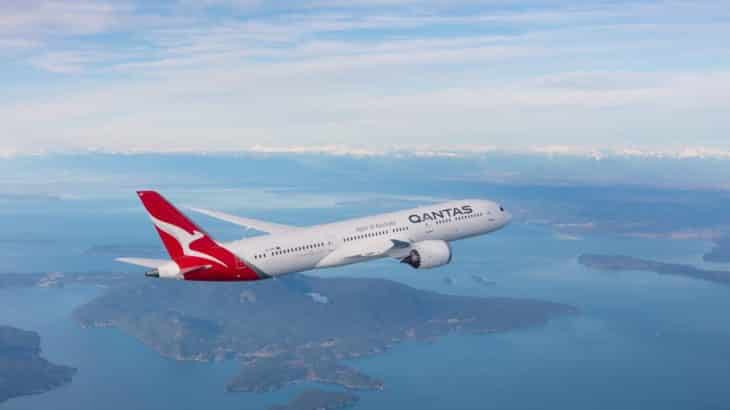 qantas-plane-sky-ecofriendly-flying