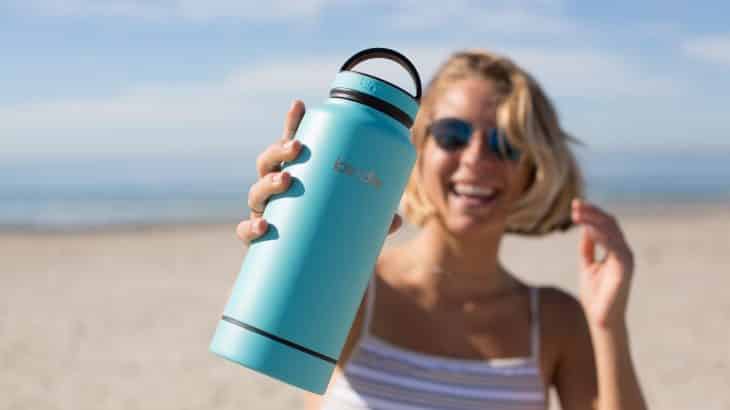 bring-reusable-water-bottle-everywhere-travel