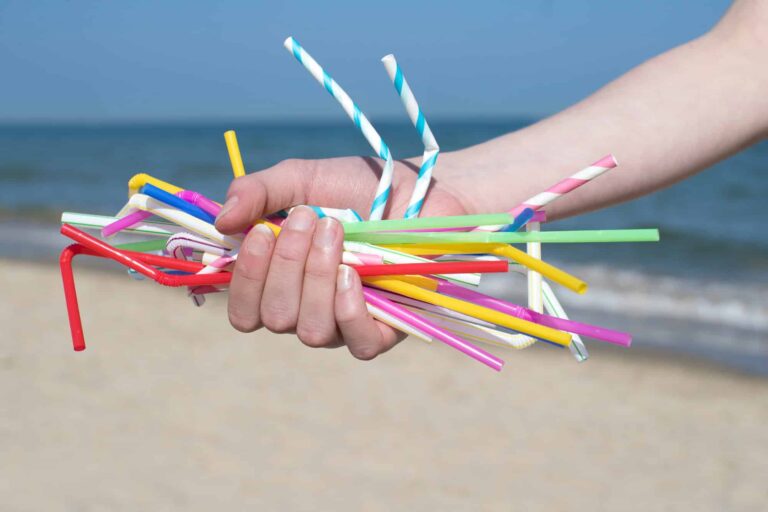 scary-facts-plastic-pollution-straws