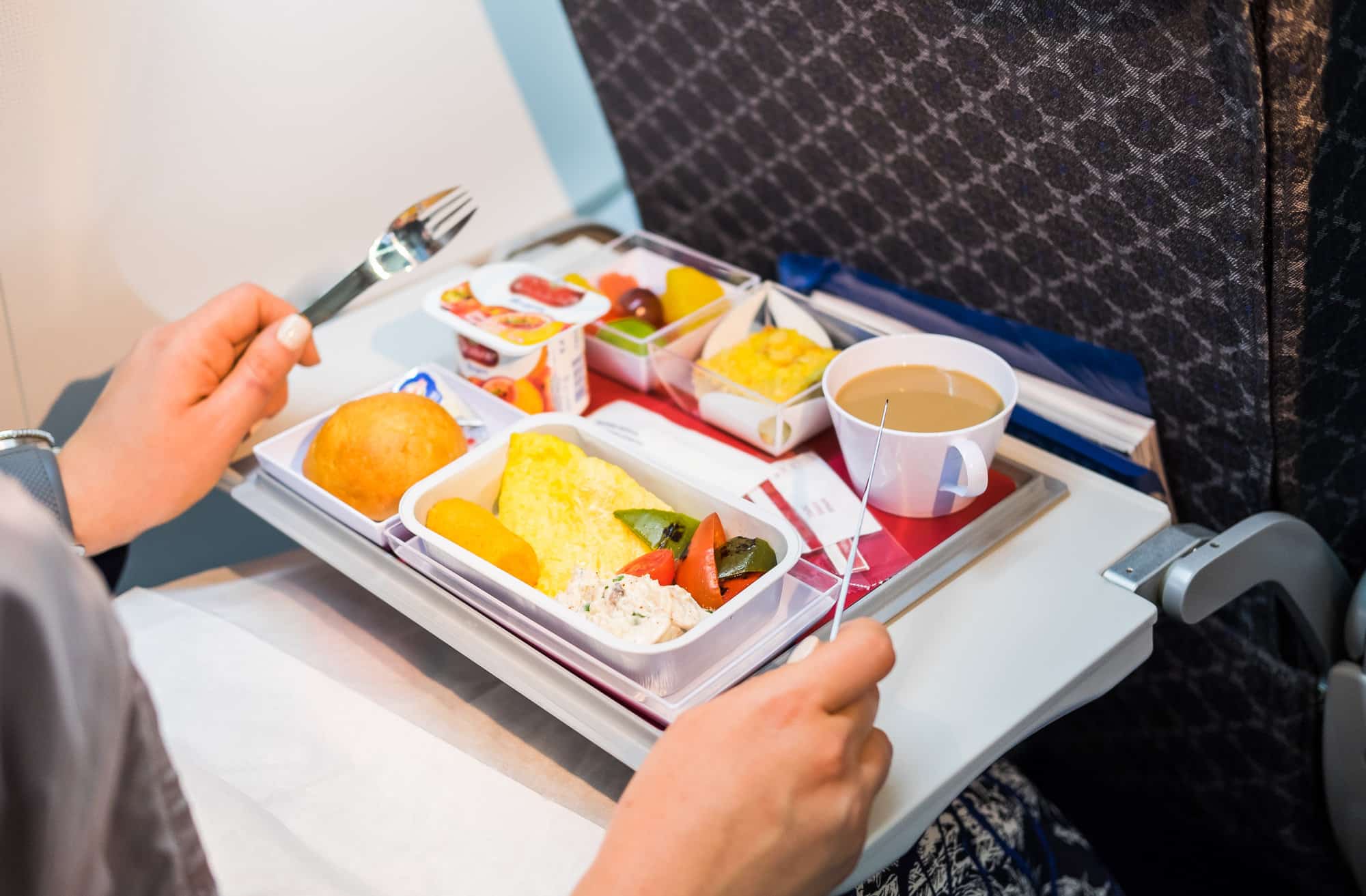 Что можно брать в самолет из еды. Бортового питания. Контейнер для еды в самолете. Питание в самолете. Бортовое питание.