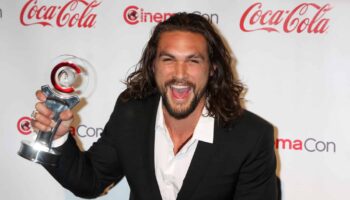 jason-momoa-aluminum-water-can-brand-mananalu