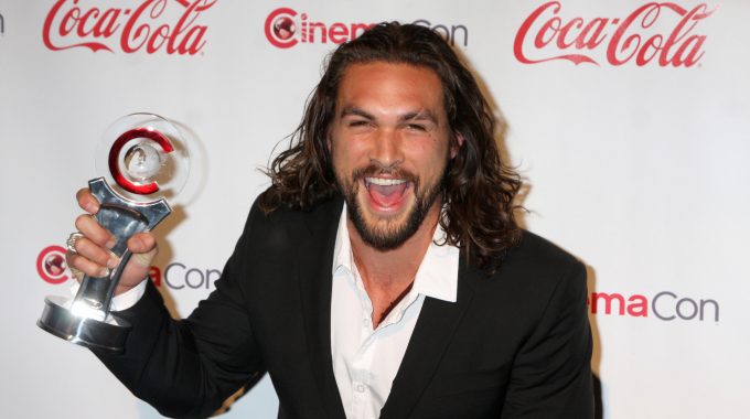 jason-momoa-aluminum-water-can-brand-mananalu