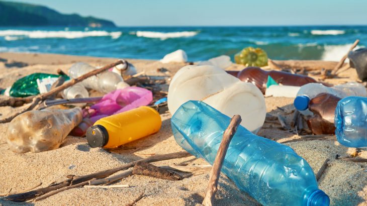 pick-up-trash-on-beach-on-vacation