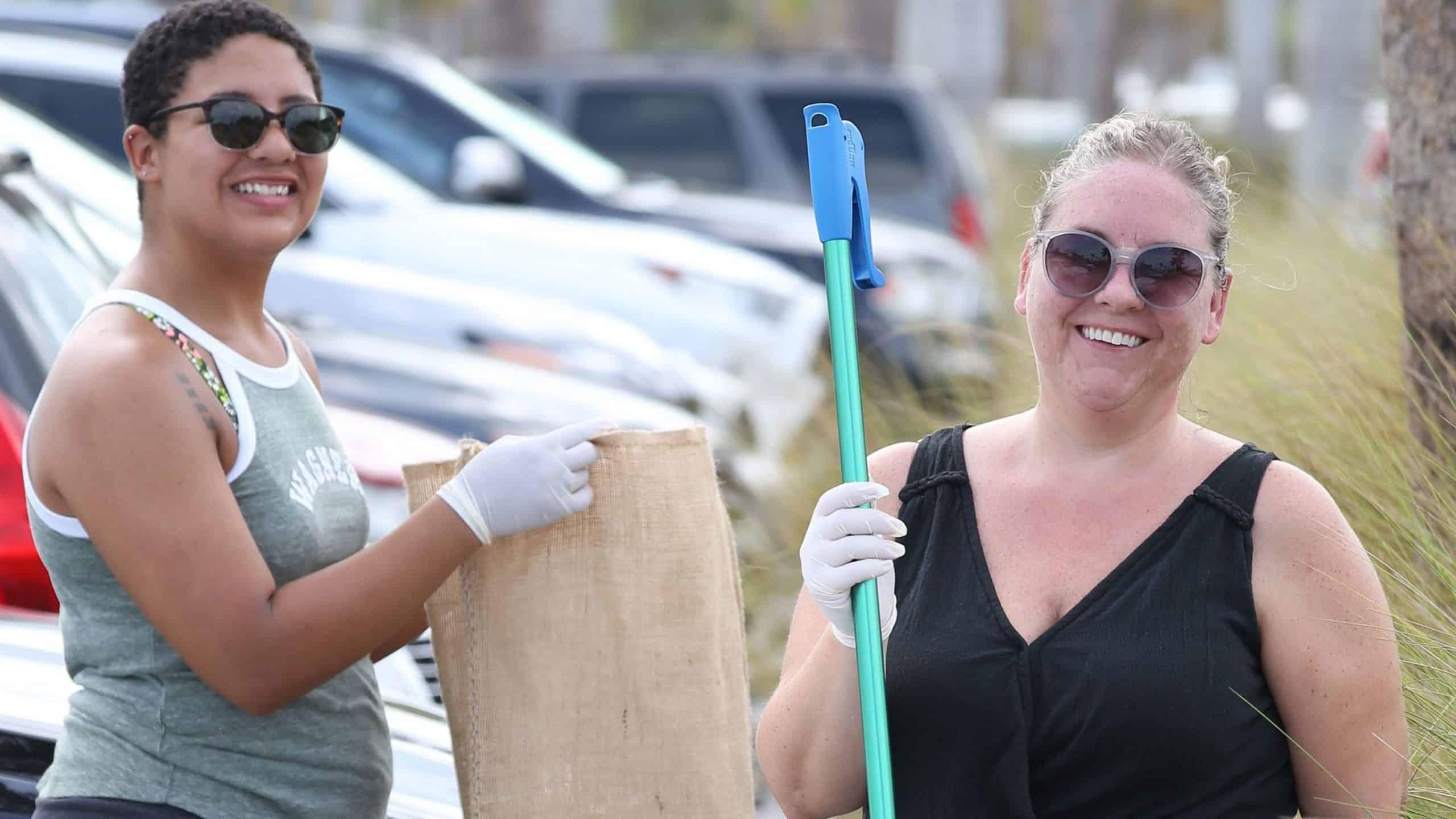 http://beach.com%20world%20oceans%20day%20beach%20cleanup%20event