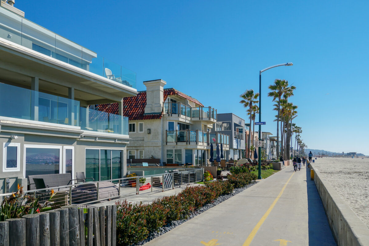 Path and walkway along Mission Beach, San Diego, California, USA
