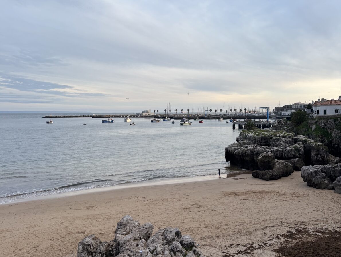calm waves at Praia da Rainha, Cascais