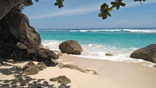 11 Best Beaches Bear Uluwatu for Swimming, Sunbathing & Sunsets