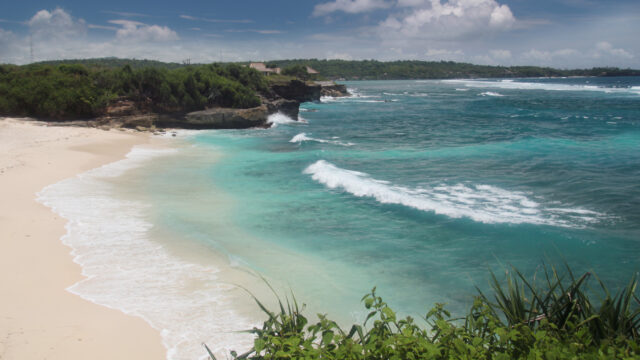 These Stunning Islands Near Bali Have Crystal-Clear Waters, Rugged Cliffs, and Epic Diving