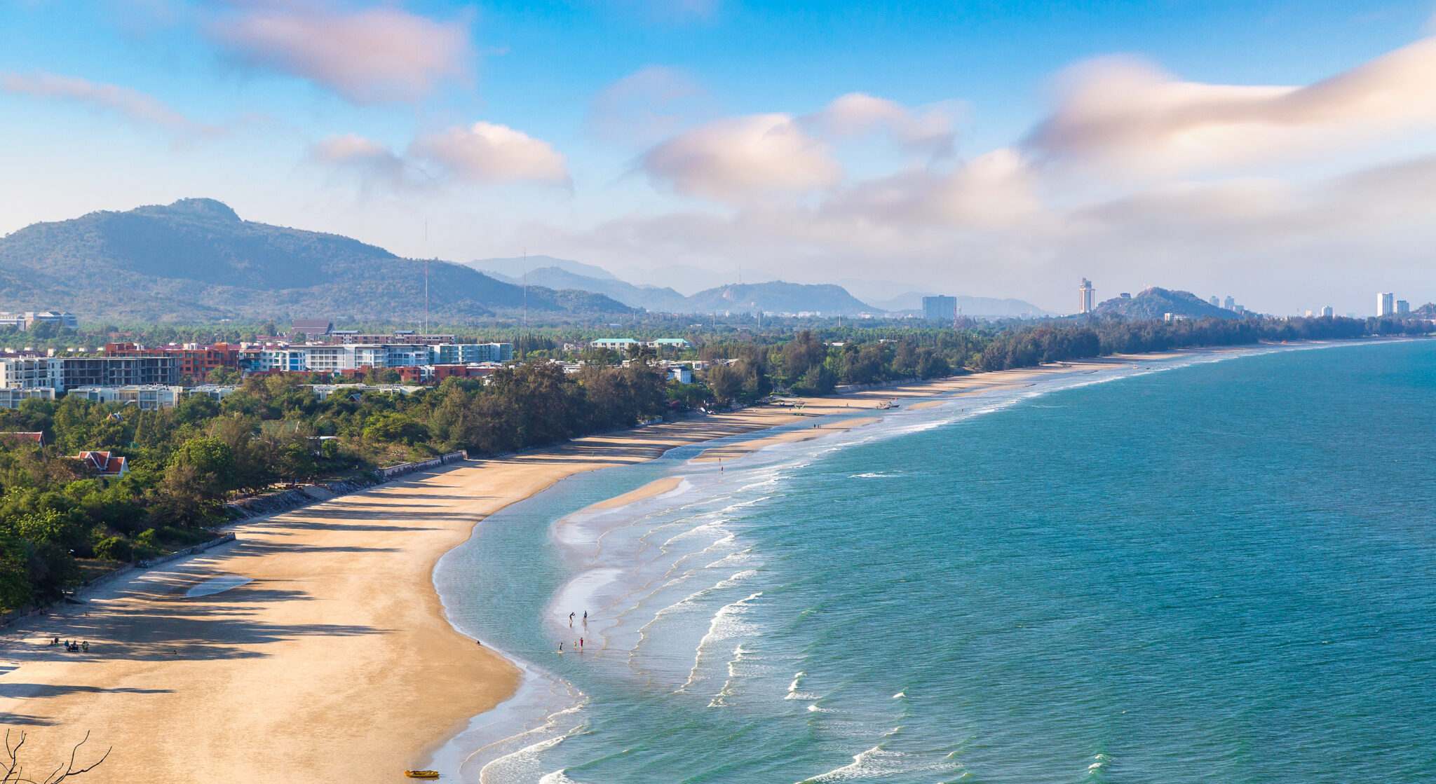 From City Center to Shoreline: The Beach Towns Best Reached by Train