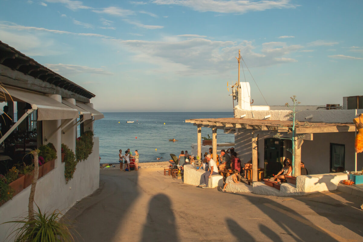 Customers having a drink at the restaurant "La Galería del Mar"